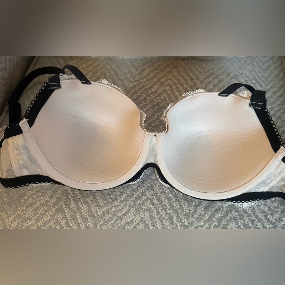 2 Victoria's Secret Bras for a great price!🎁
Each $10, both $18 - Picture 16 of 16